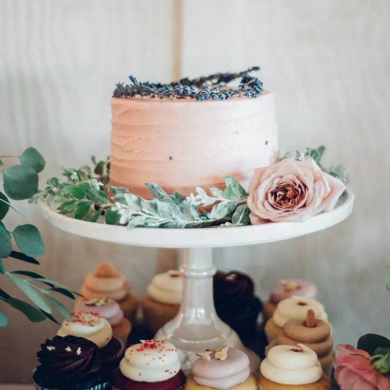 粉红色的小蛋糕，薰衣草