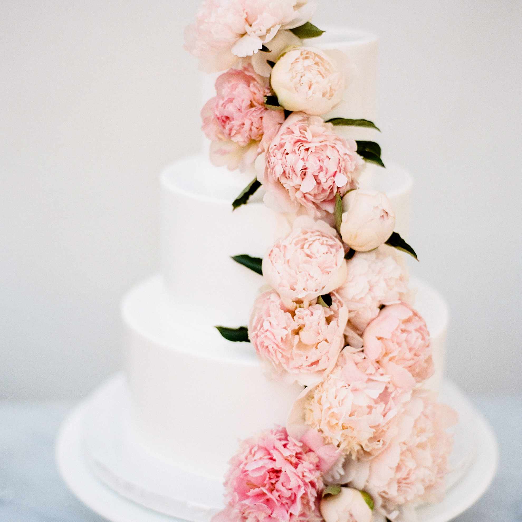 瀑布般的鲜花婚礼蛋糕