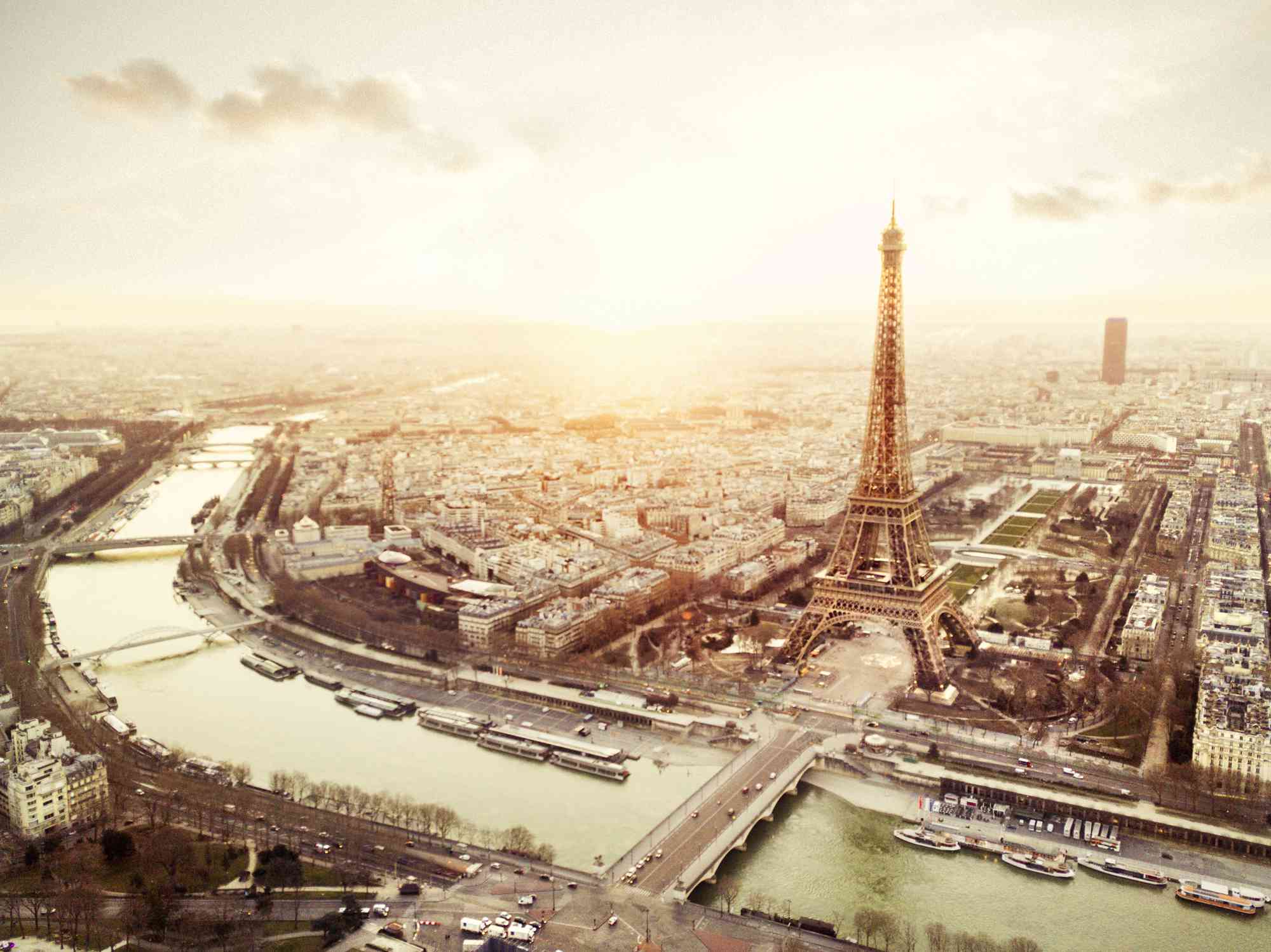 在太阳下俯瞰埃菲尔铁塔和塞纳河“class=