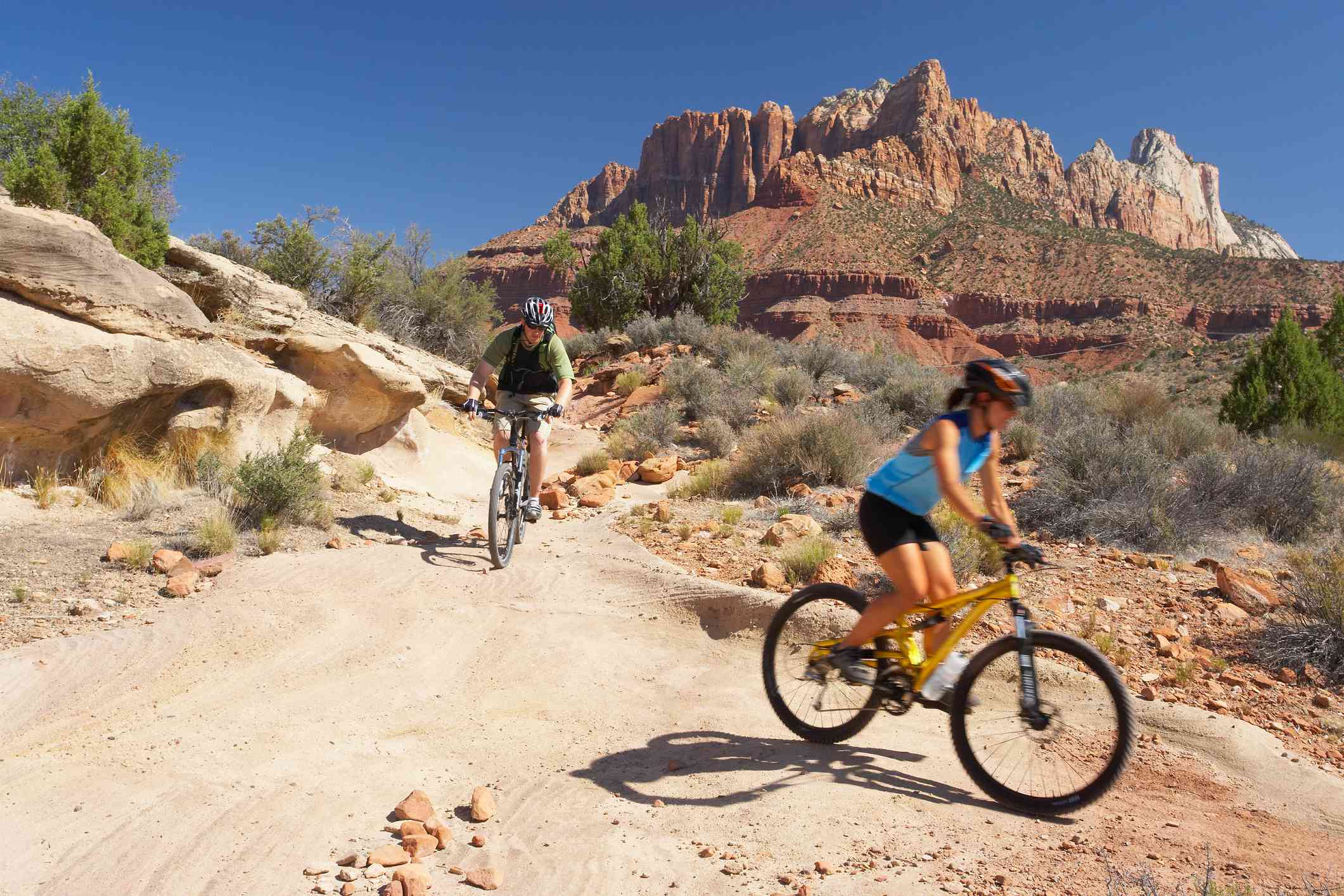 骑自行车穿过小径在Sedona，亚利桑那