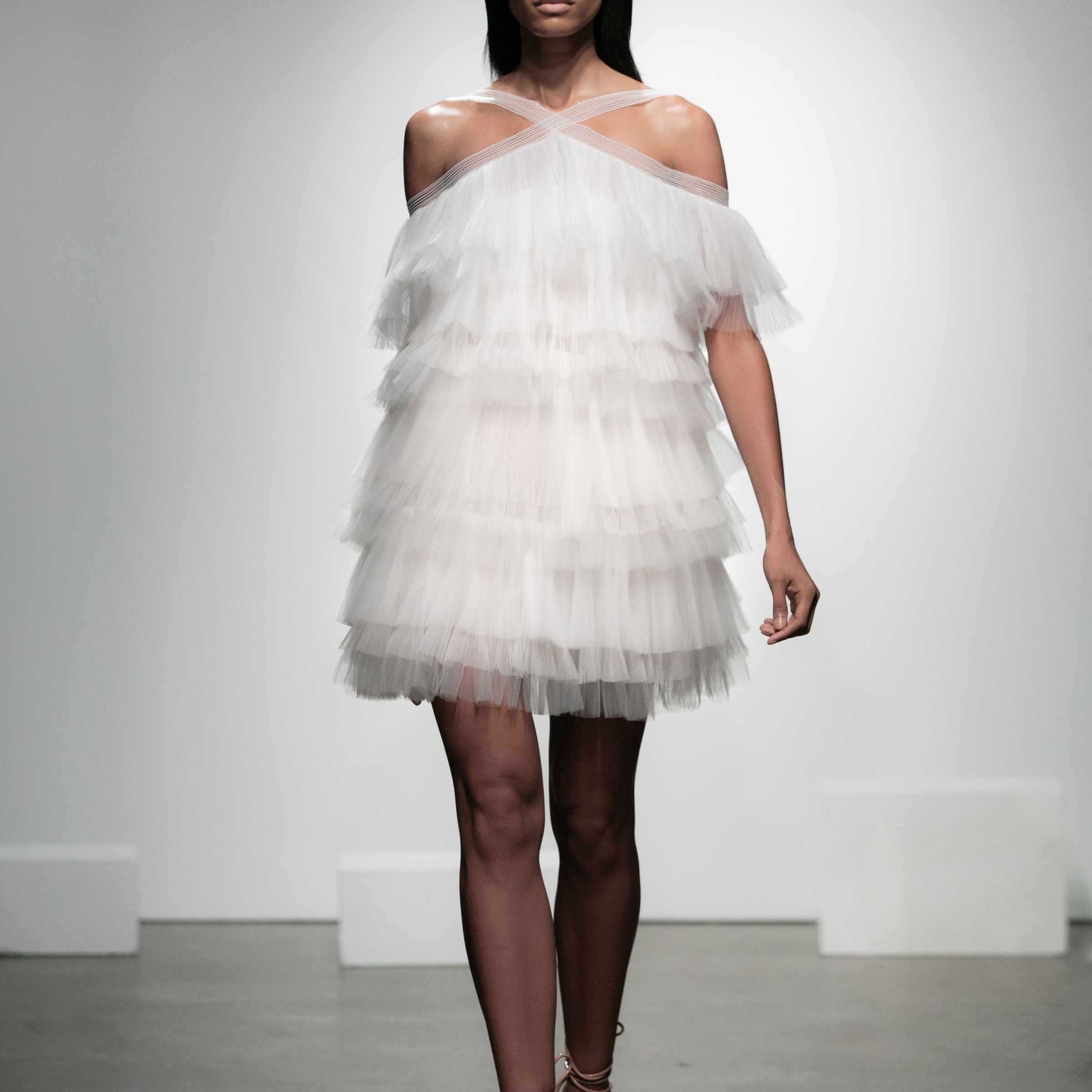 模特穿着分层薄纱迷你裙