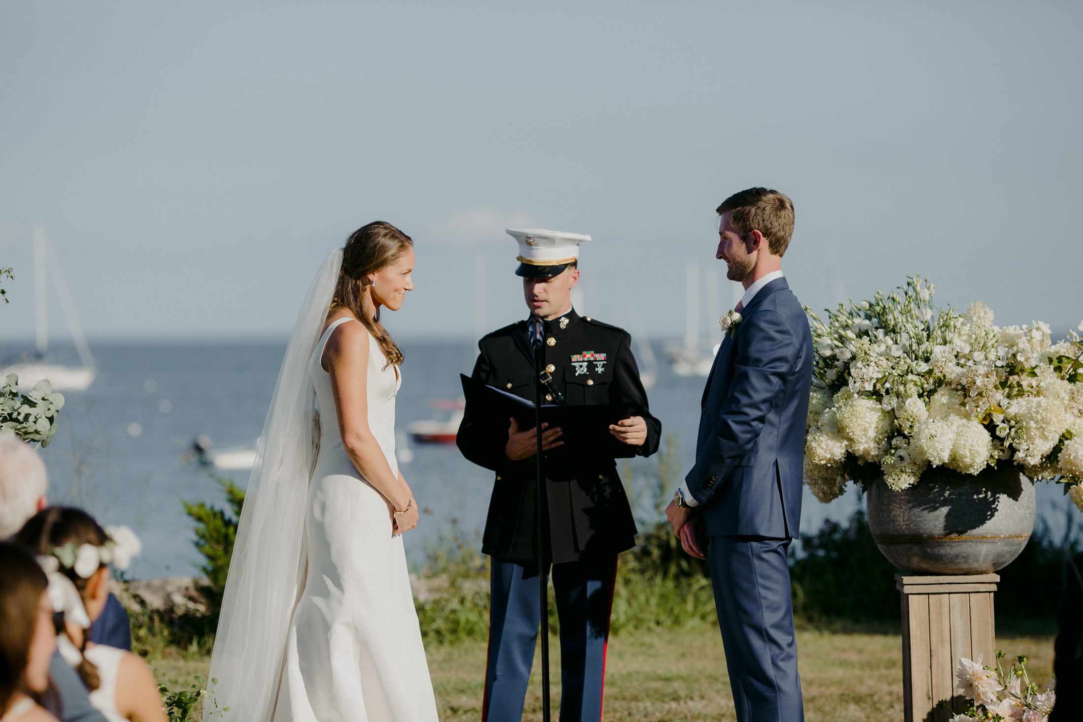 马赛诸塞州的乡村婚礼，新娘和新郎在港口的仪式