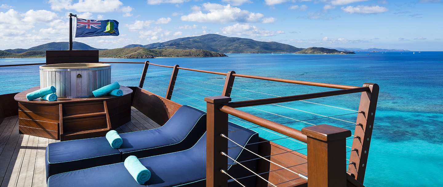 乌鸦巢甲板在围岛俯瞰海洋和山脉