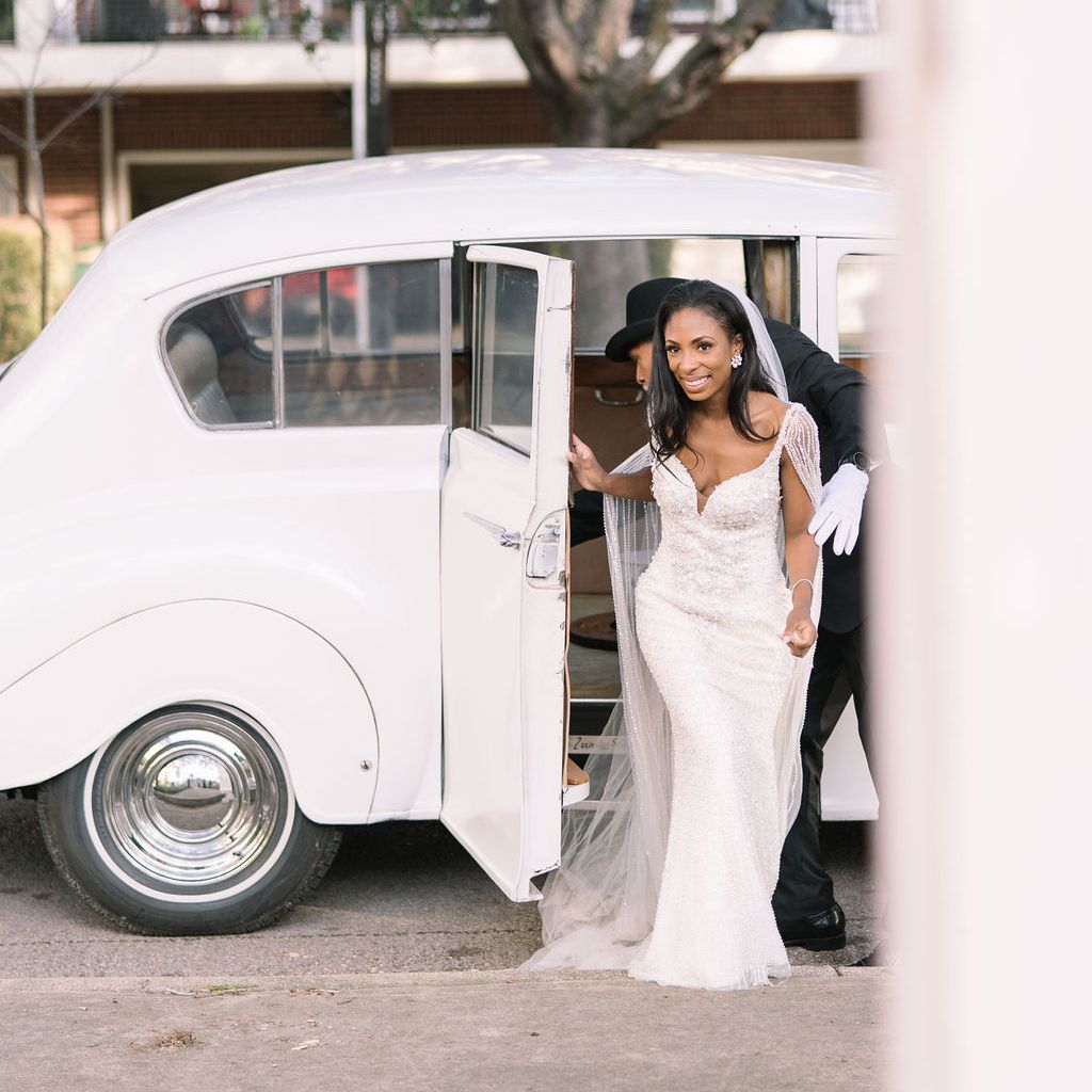 新娘从车里走出来