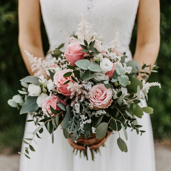 拿着花束的新娘