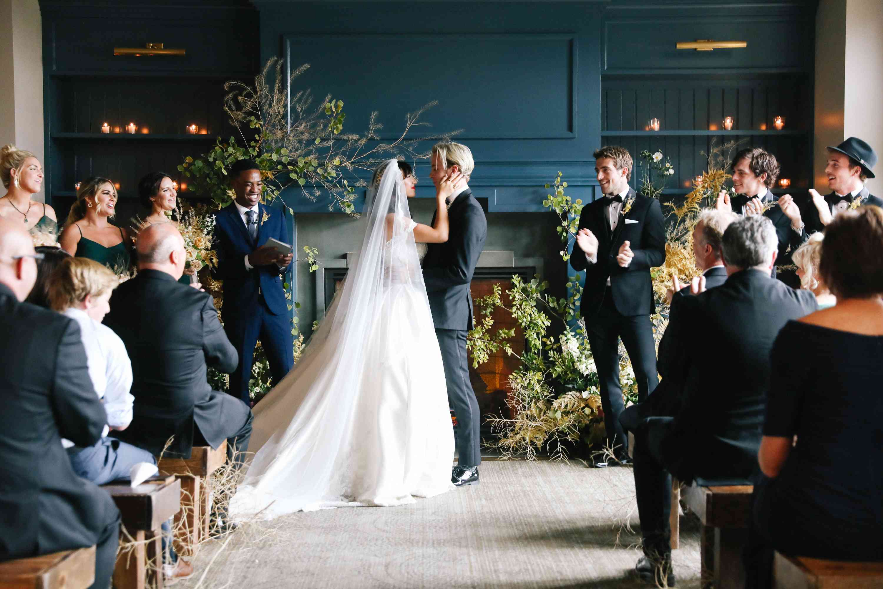 萨凡纳和瑞克的婚礼，圣坛上的一对“class=