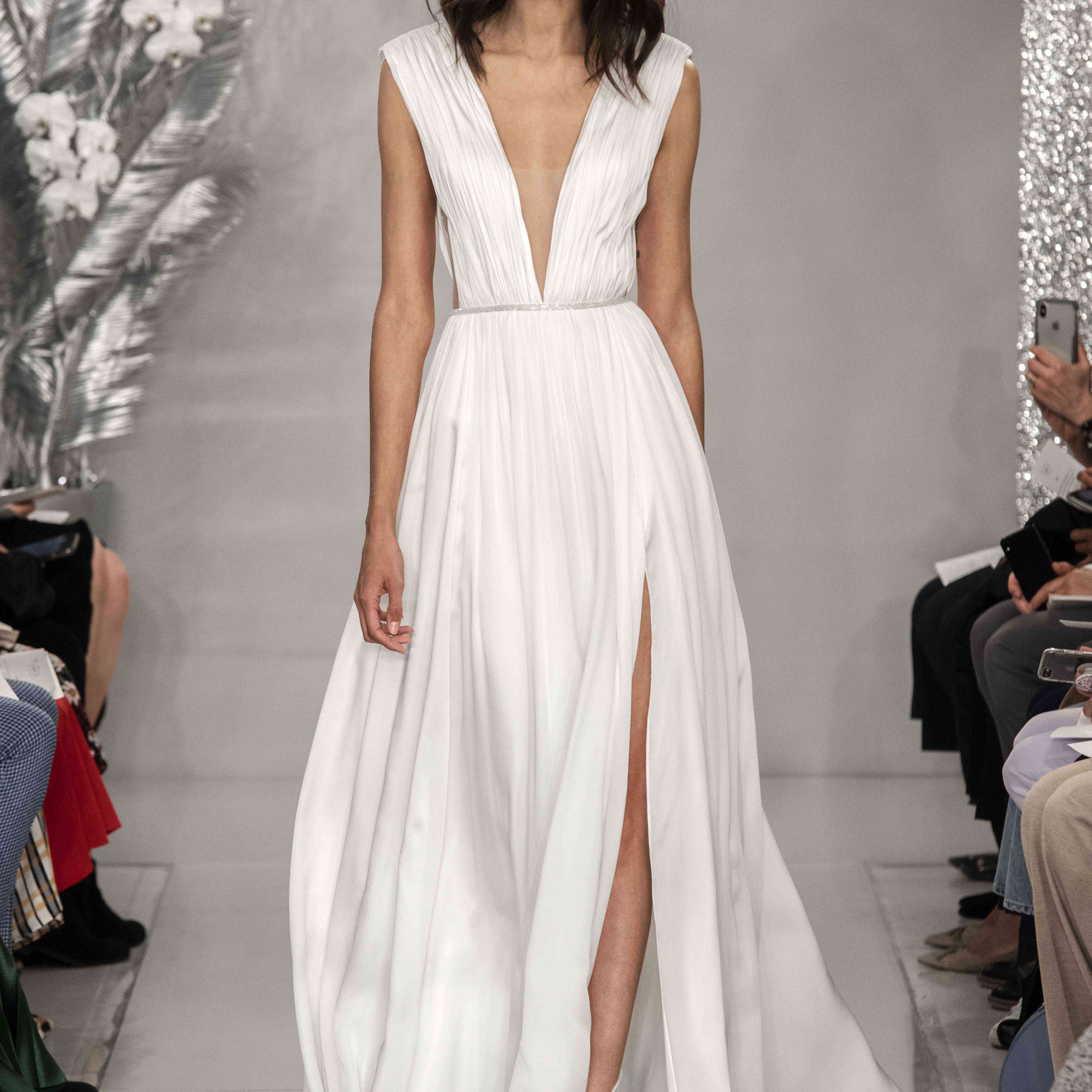 模型在跑道上丝绸舞会礼服错觉暴跌领口和正面缝