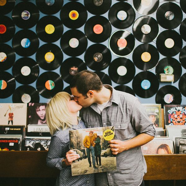 ld乐动官网订婚照片在唱片店