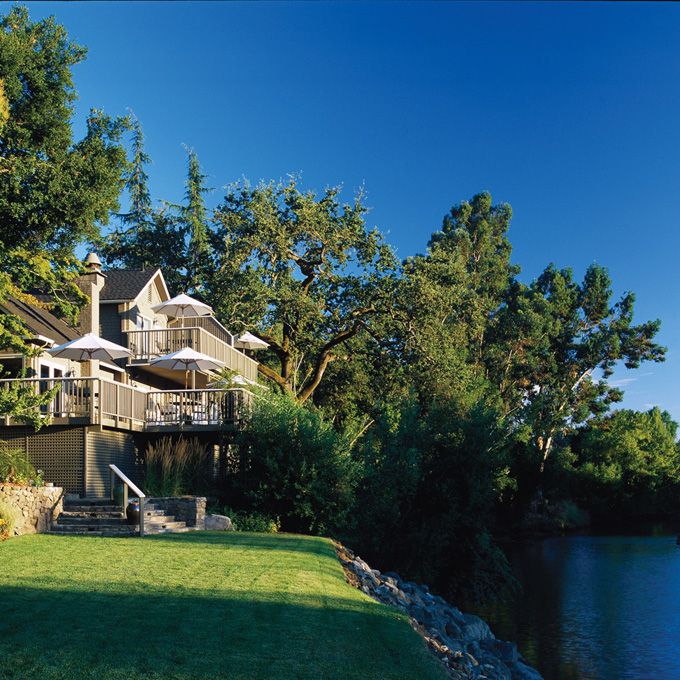 遥远的拍摄的房子在湖由湖