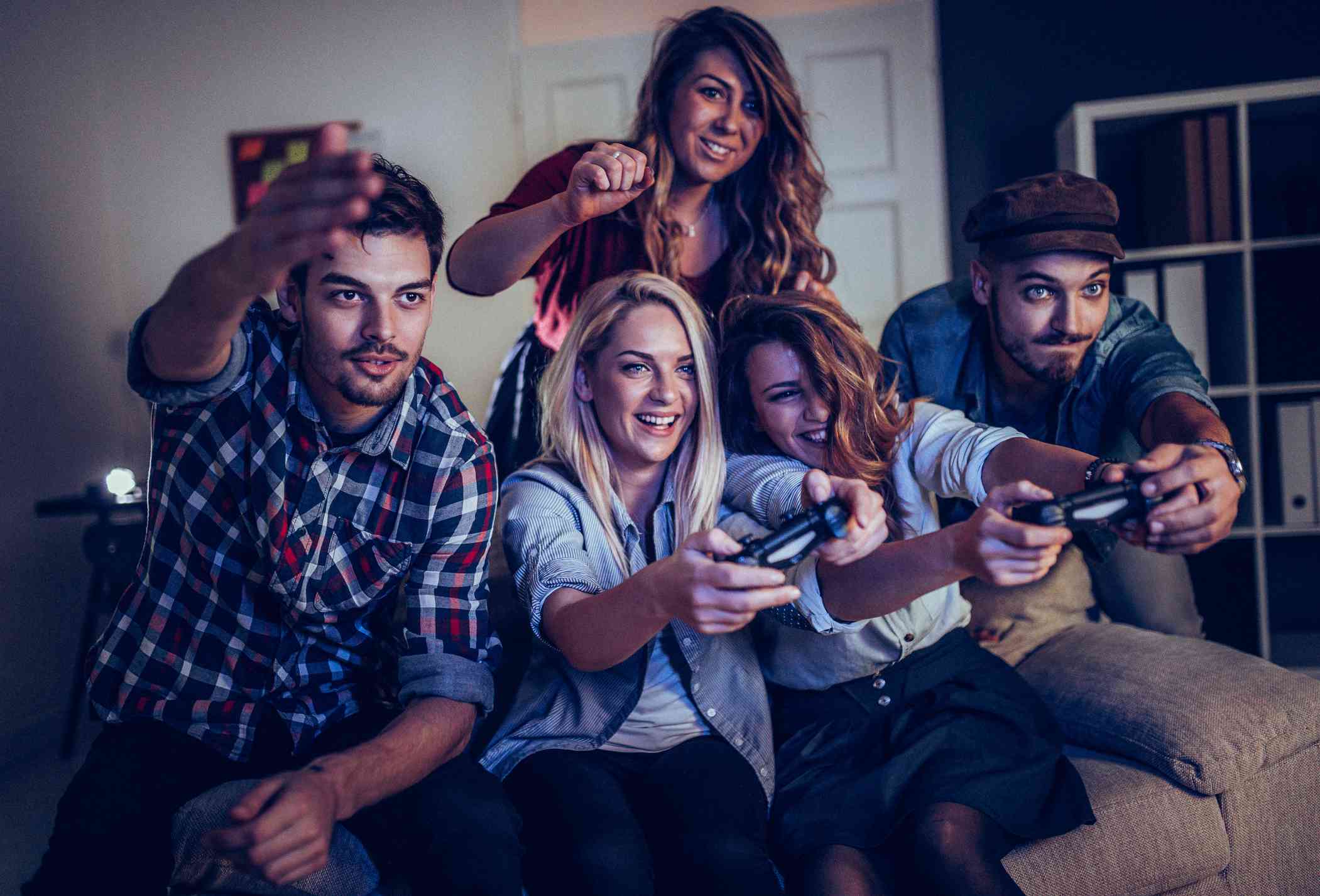 朋友玩电子游戏