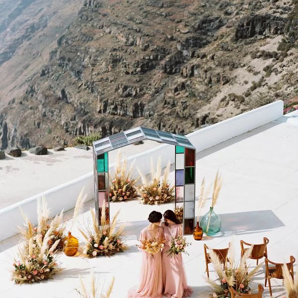 新娘在山顶祭坛前他们的婚礼当天