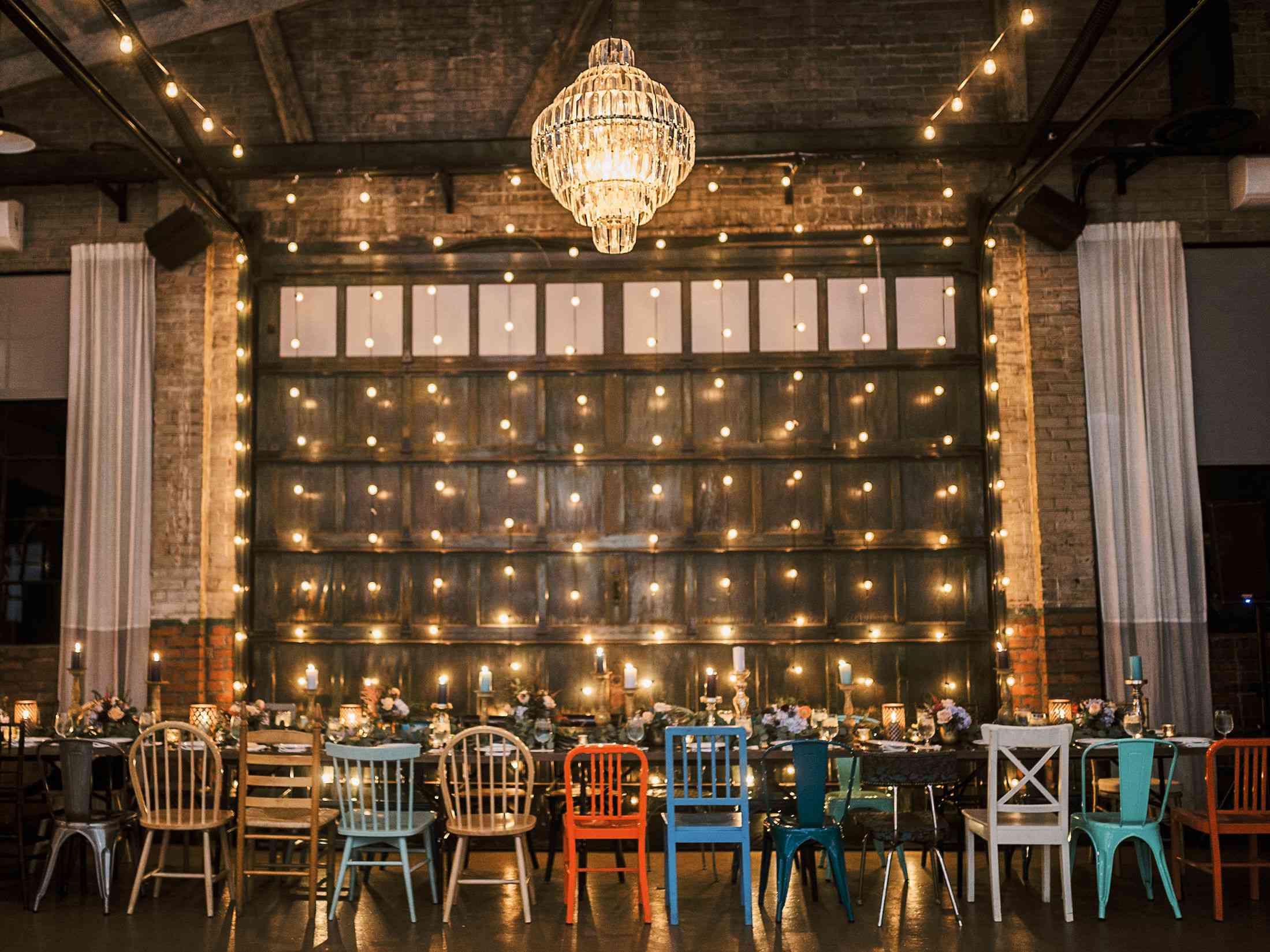 工业口音墙与串灯和头台彩色不匹配的椅子