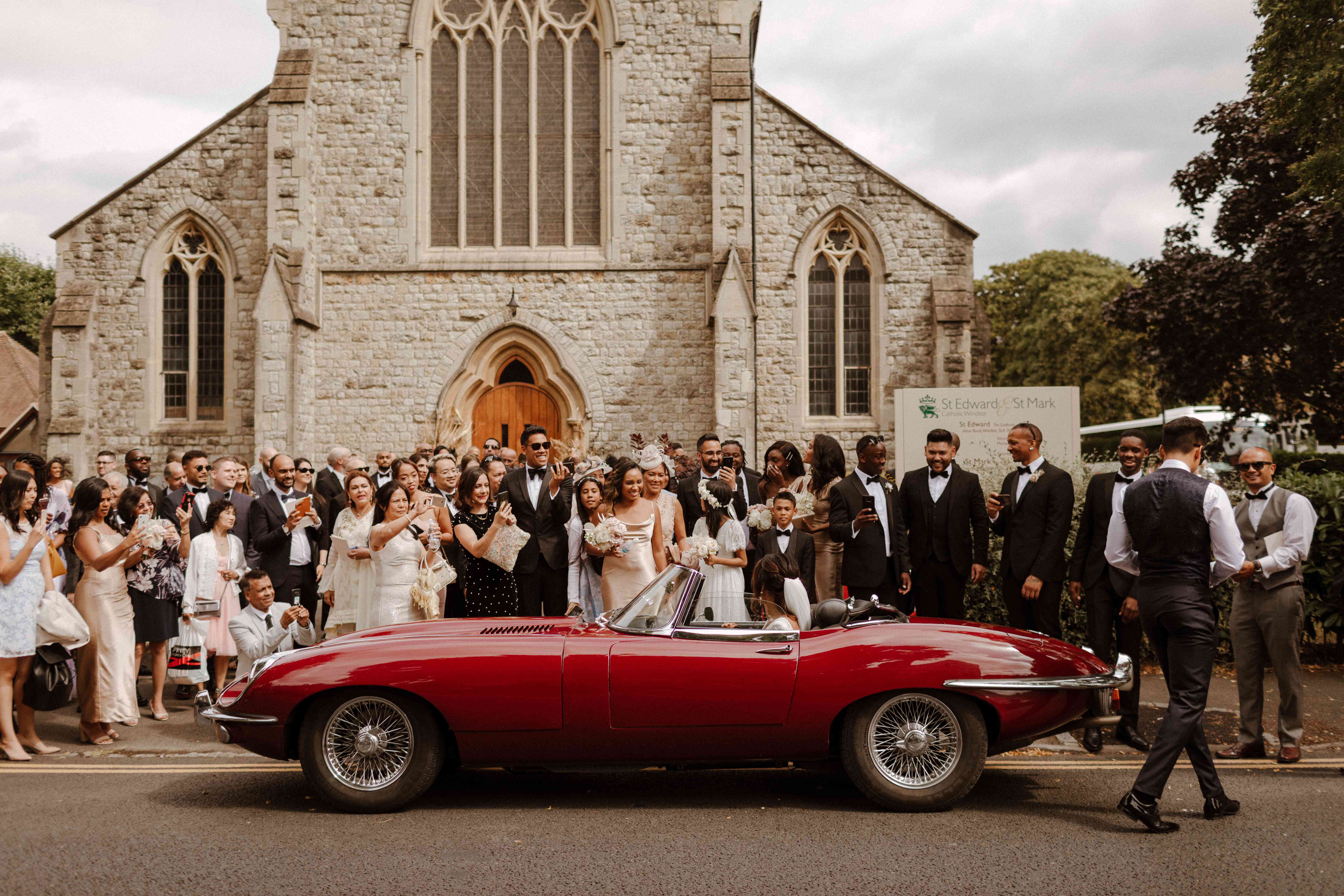 这对夫妇上了一辆车