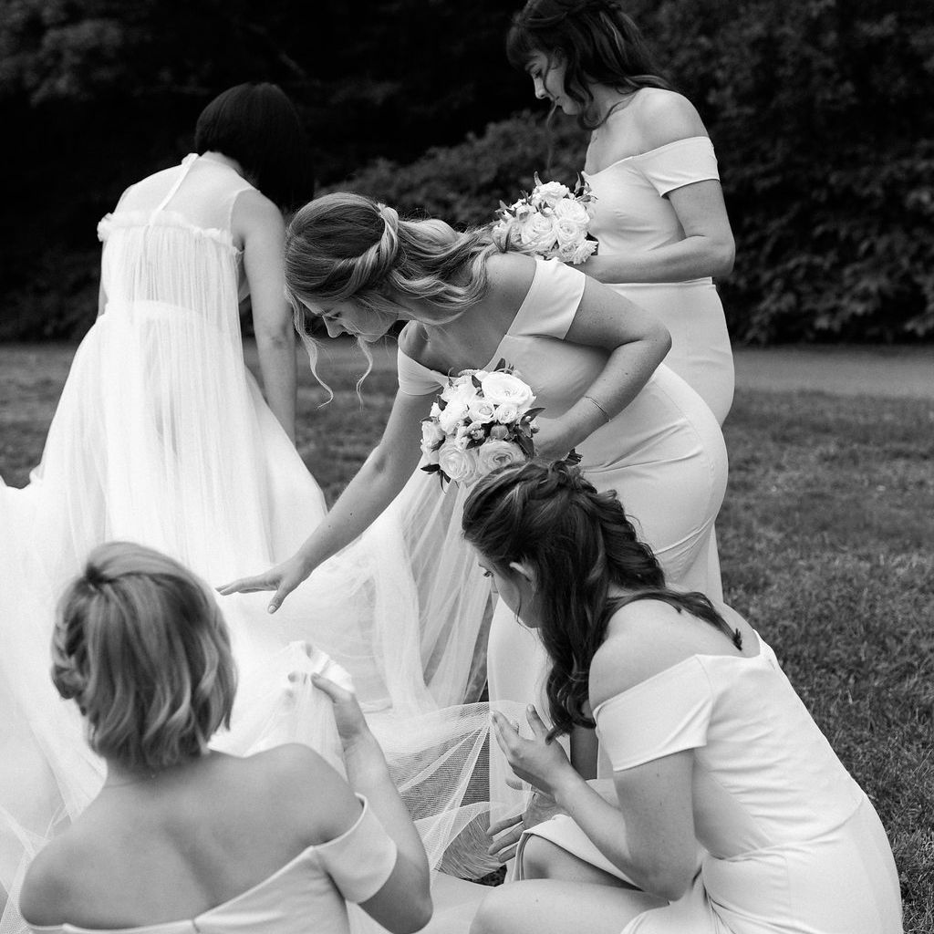 伴娘帮助新娘礼服