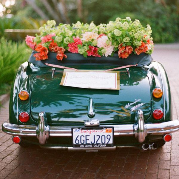 婚礼私家车红色的花