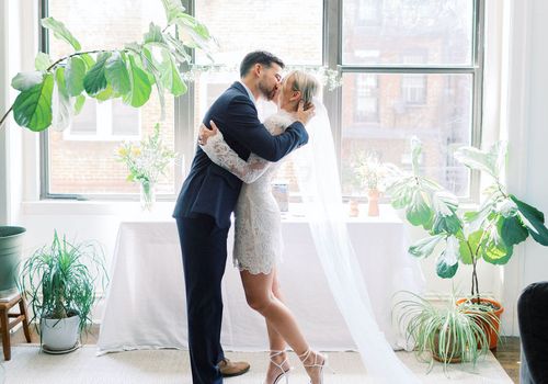 新娘和新郎接吻