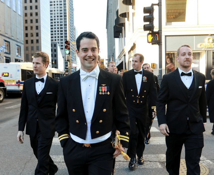 军事新郎“class=