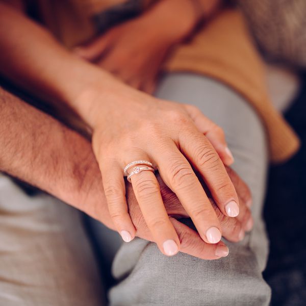 女人的手与订婚和结婚戒指控股丈夫的手ld乐动官网