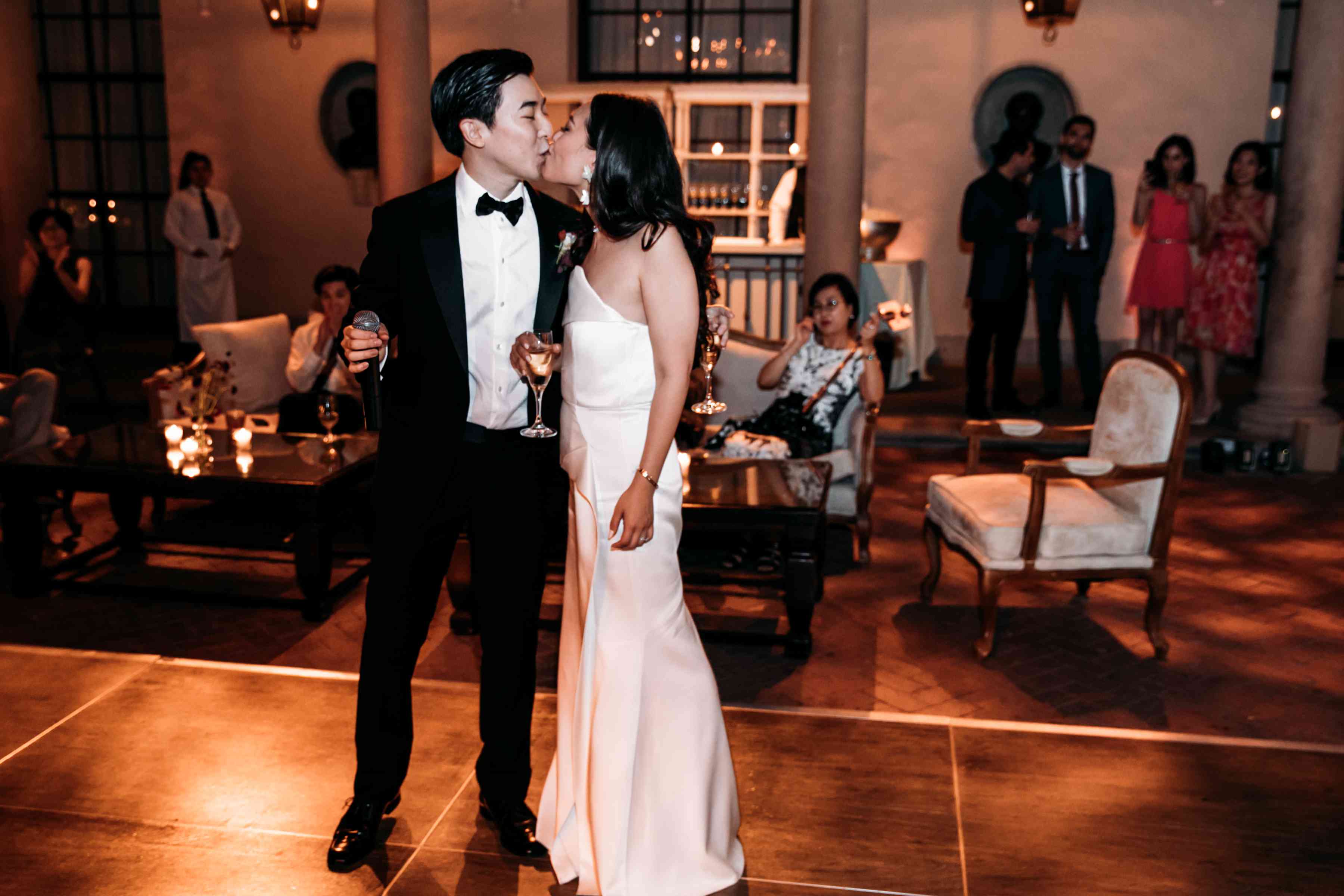 新娘和新郎在舞池