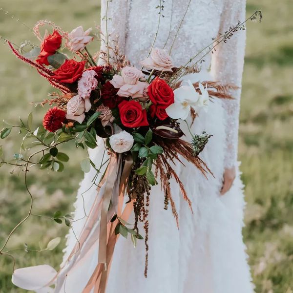 红色和勃艮第包装的婚礼花束