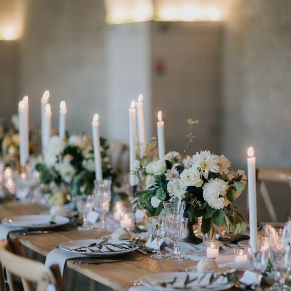 避开白色的花卉装饰和锥形蜡烛