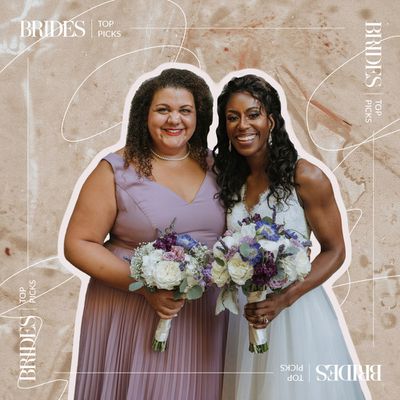 两名身穿伴娘礼服手持鲜花的妇女的合成照片。