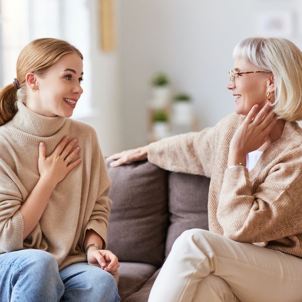 女人和婆婆聊天