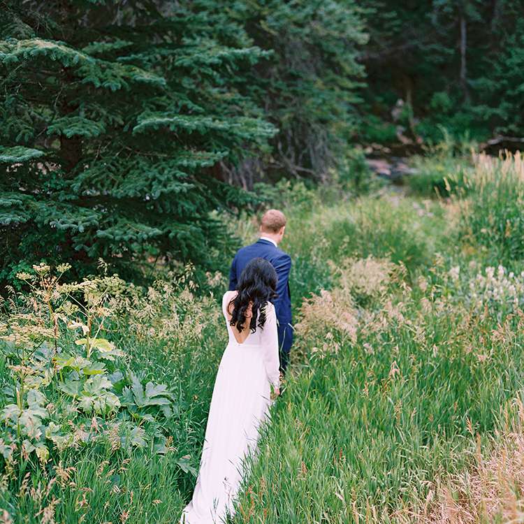 <p新娘和新郎在森林里>< p><br><br>