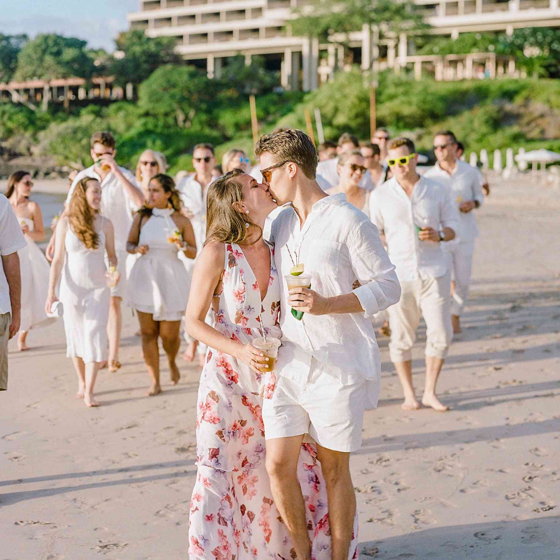 情侣接吻上海滩