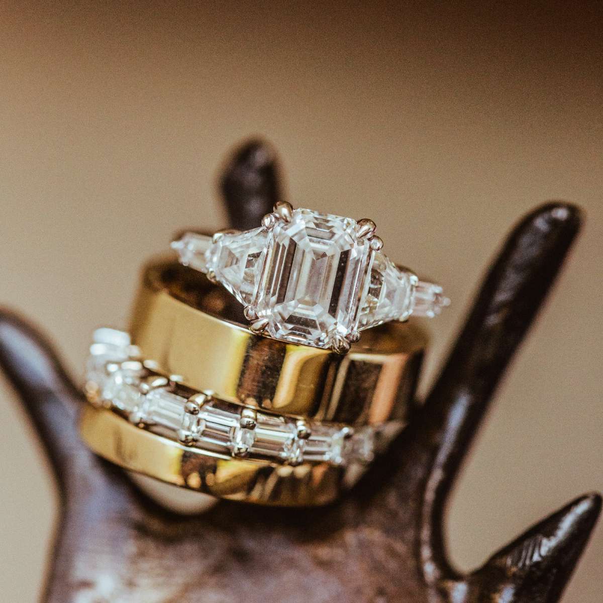 钻石订婚戒指和长棍面ld乐动官网包钻石婚纱圈架上有两个金条