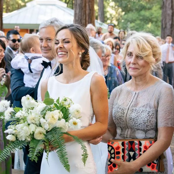 新娘在父母的陪伴下走过红毯