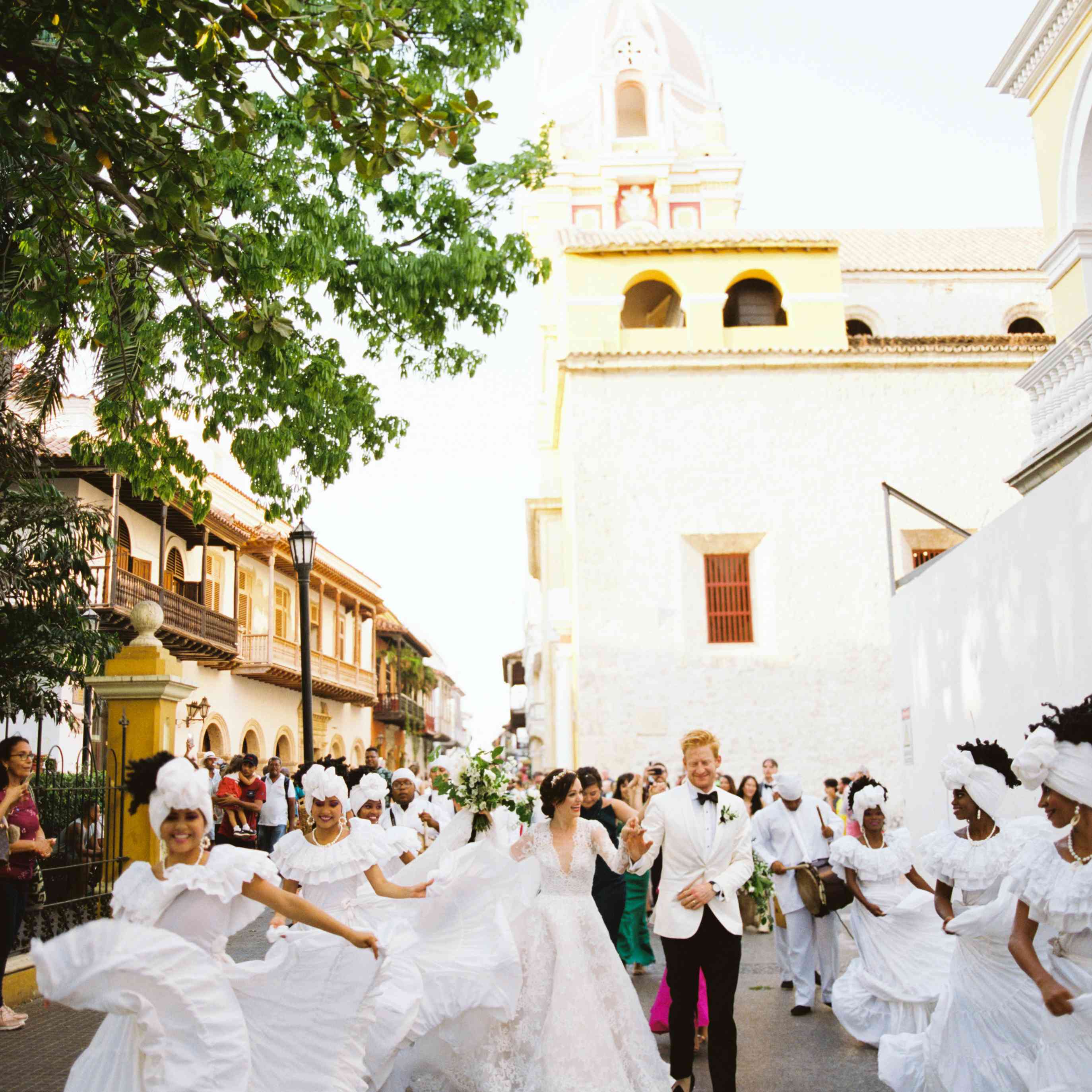 一对在街上跳舞的情侣
