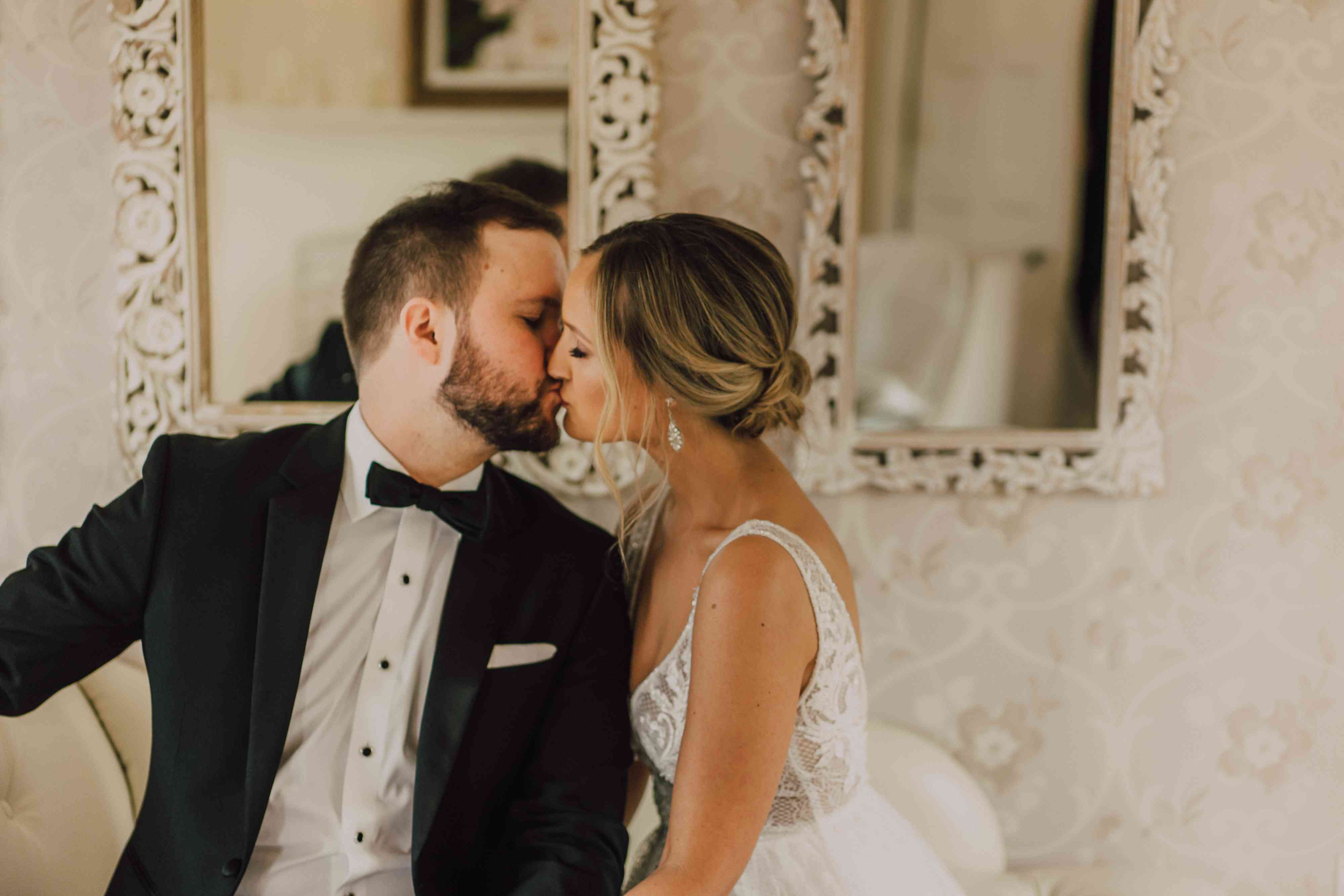 新娘和新郎接吻