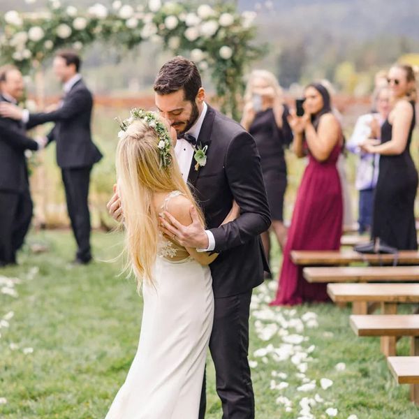 新娘戴着花王冠亲吻新郎