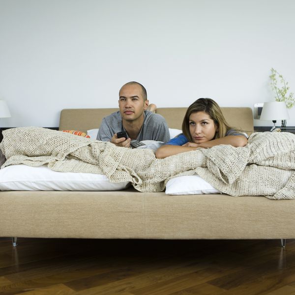 夫妇在床上看电视