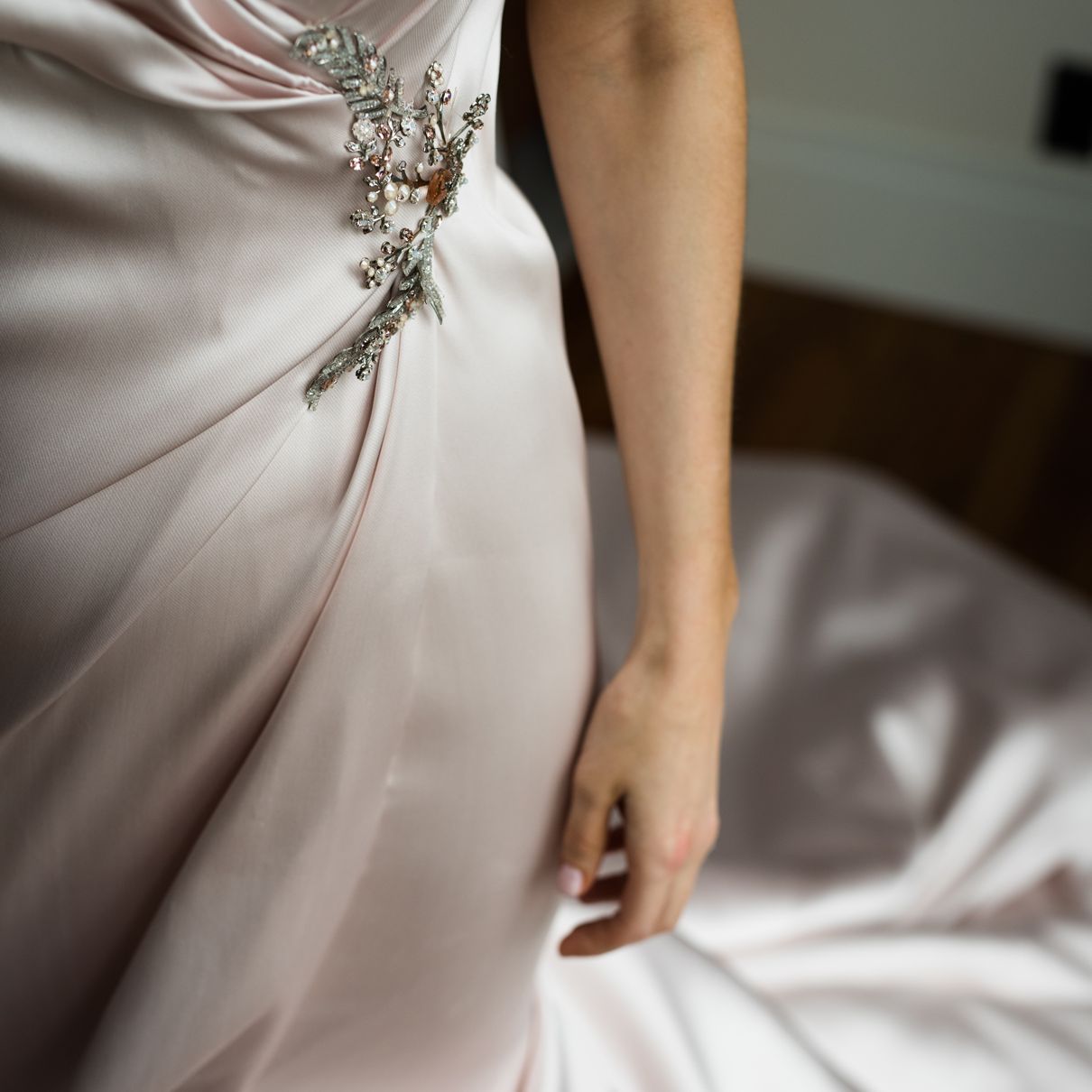 新娘婚纱上的水晶胸针