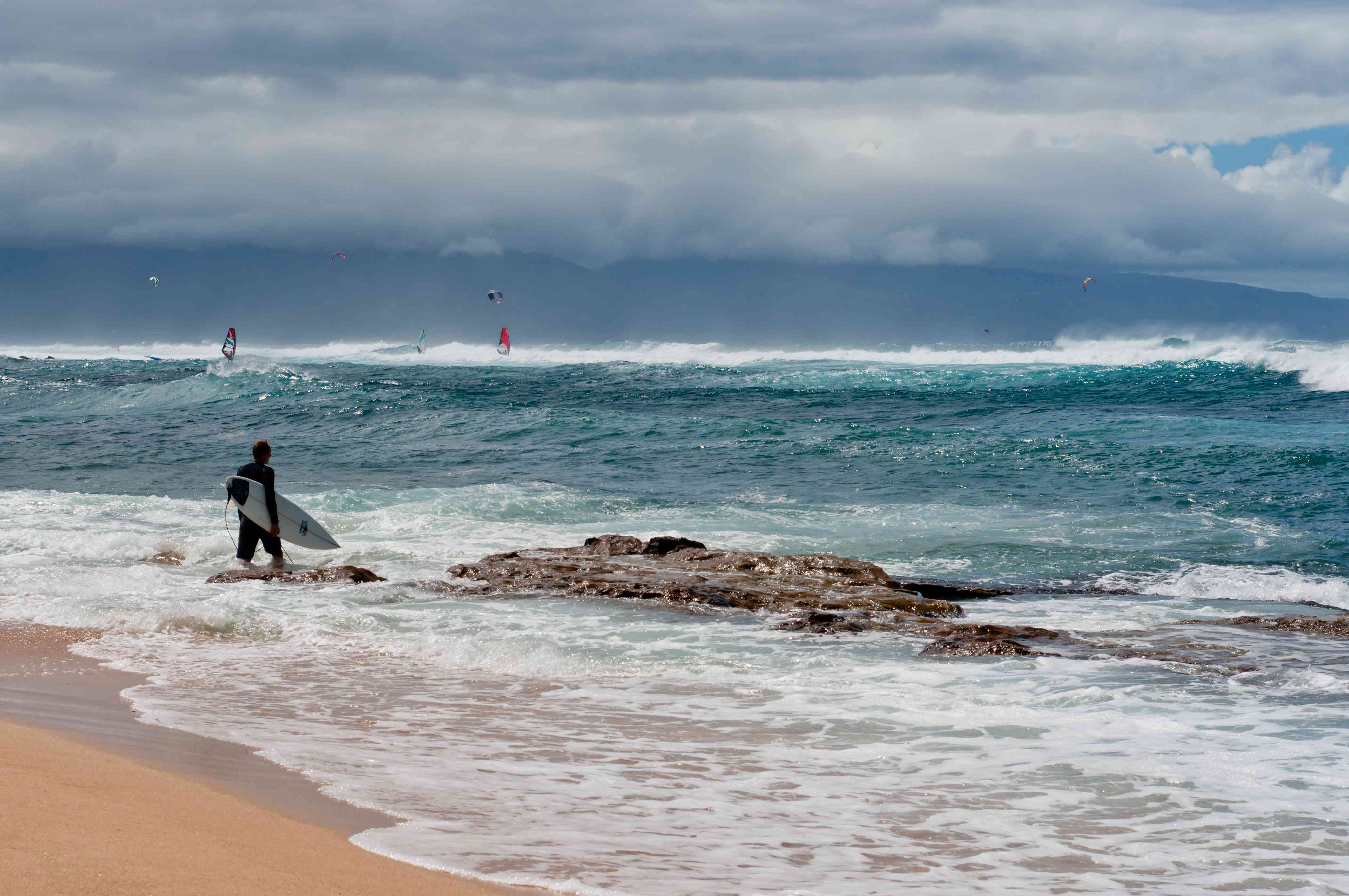 冲浪者进入Paia的海洋