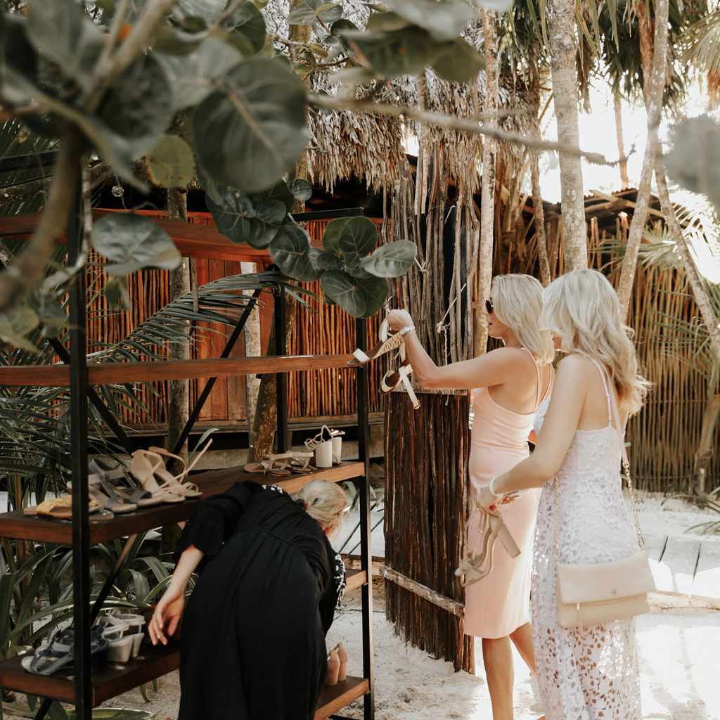 客人脱掉鞋子在沙滩上