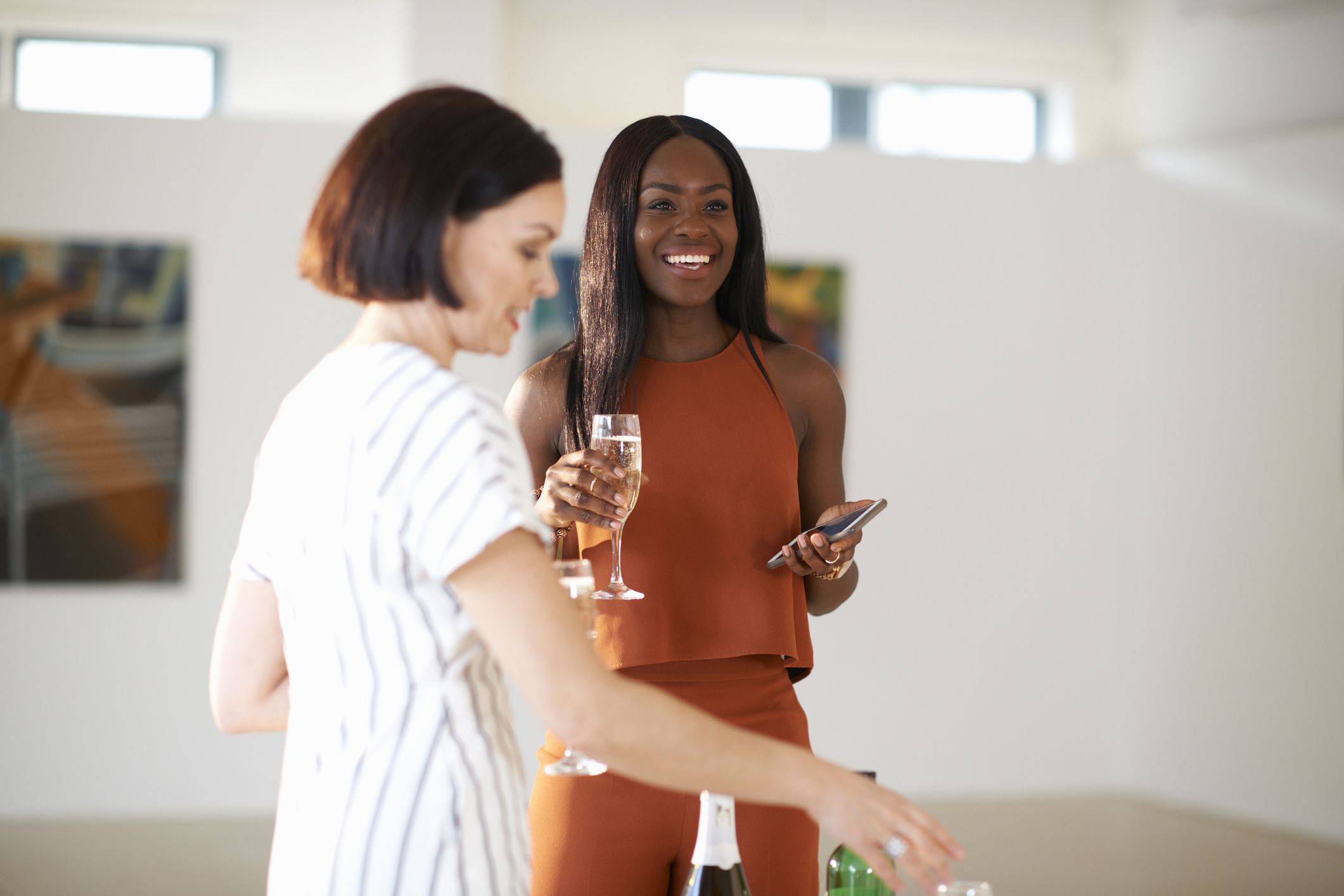 两个女性sip香槟在博物馆