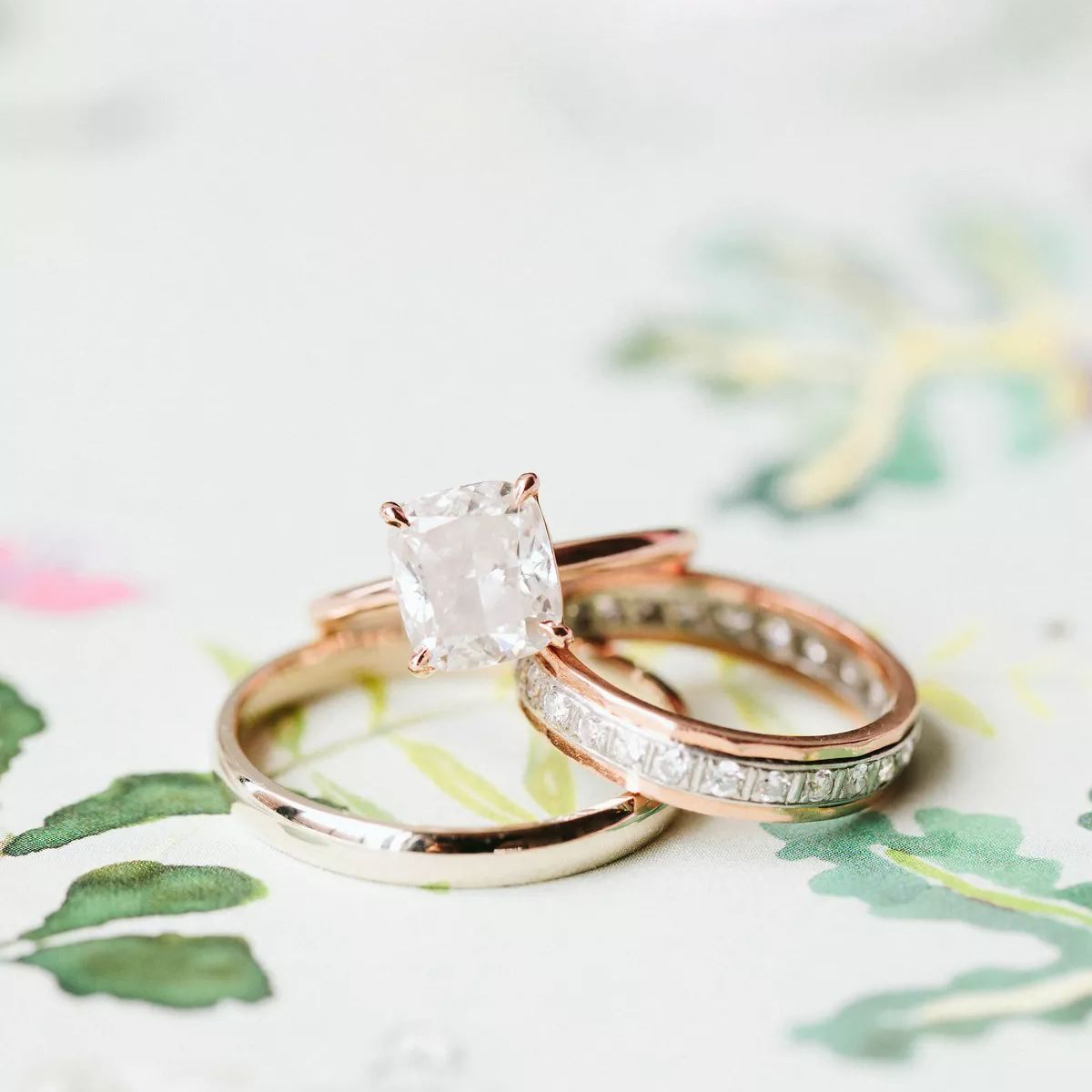 垫切割订婚戒指上的玫瑰金ld乐动官网戒指旁边的两个结婚戒指