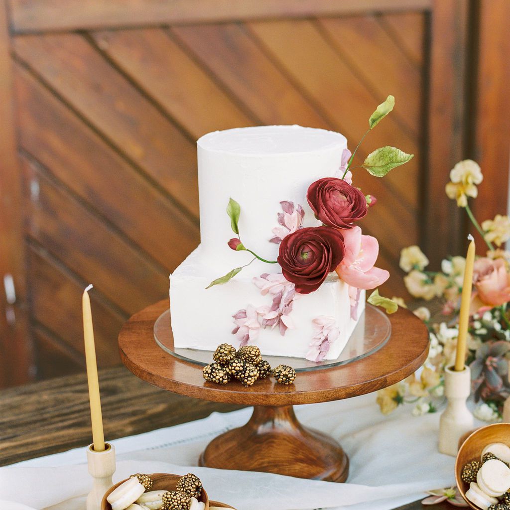 与糖花的两杯蛋糕