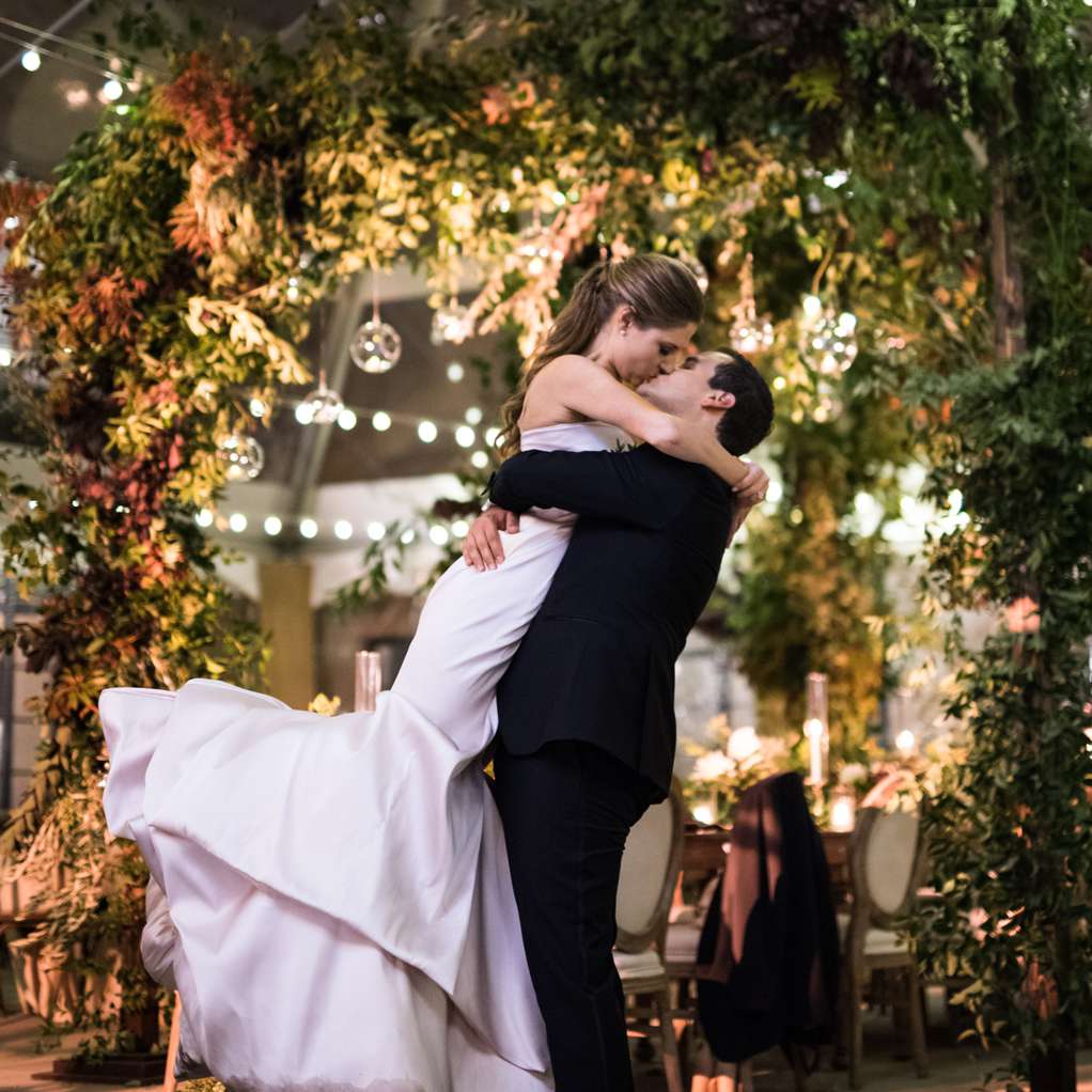 新娘和新郎互相亲吻