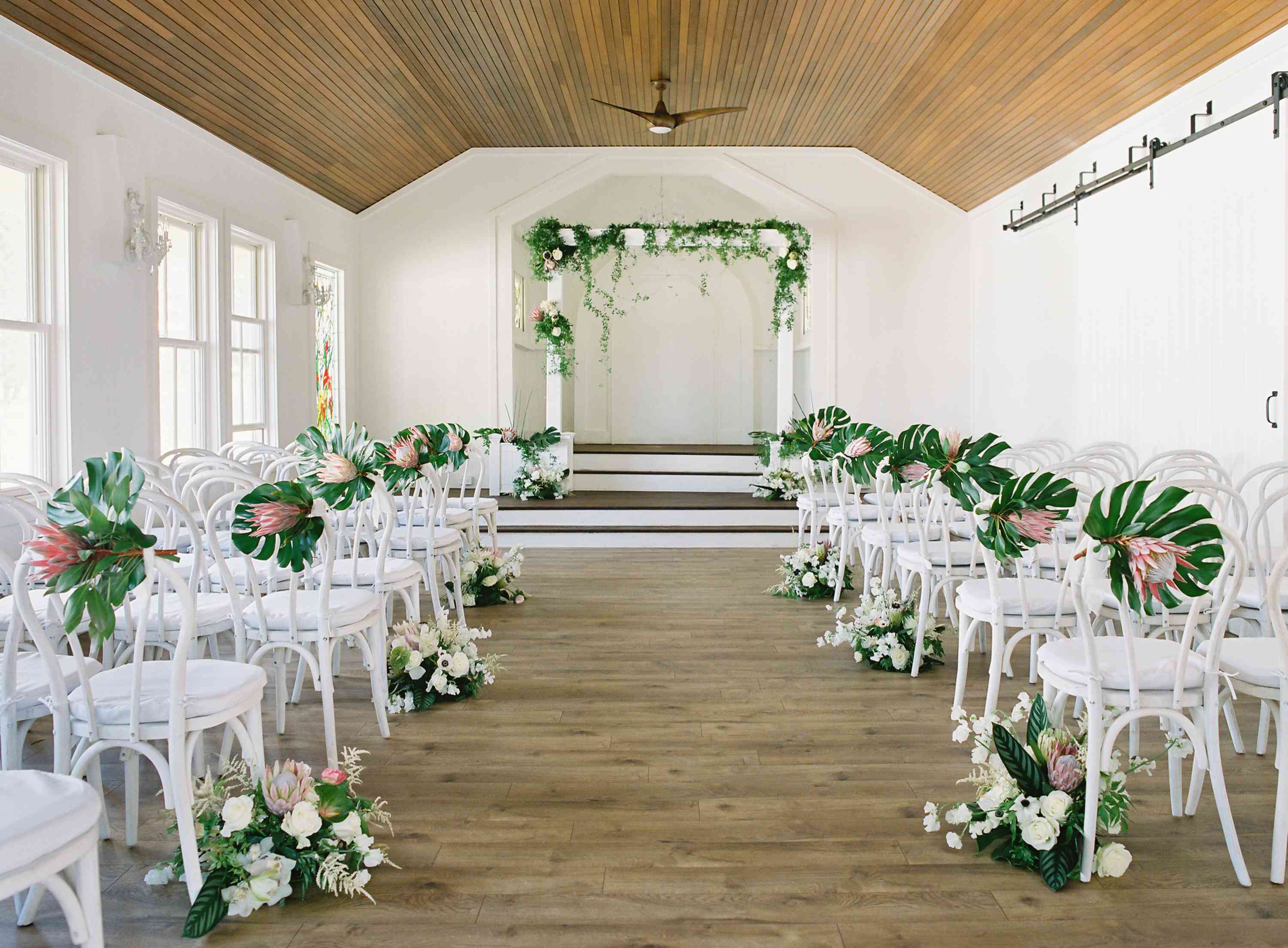 热带毛伊岛婚礼，白色仪式座位热带花卉
