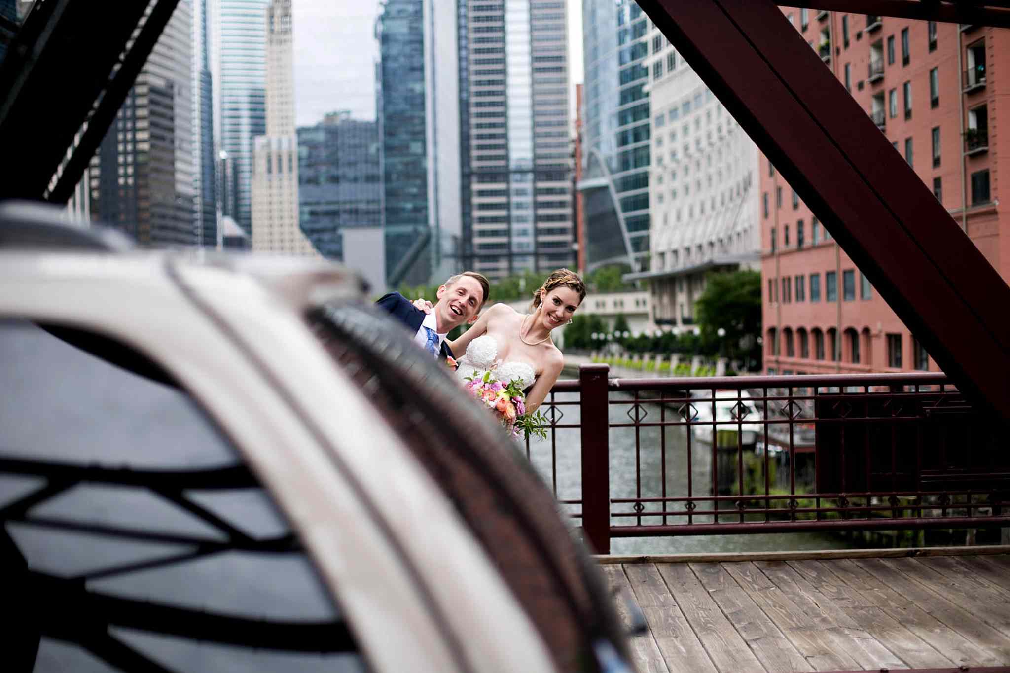 摆在汽车后的新娘和新郎