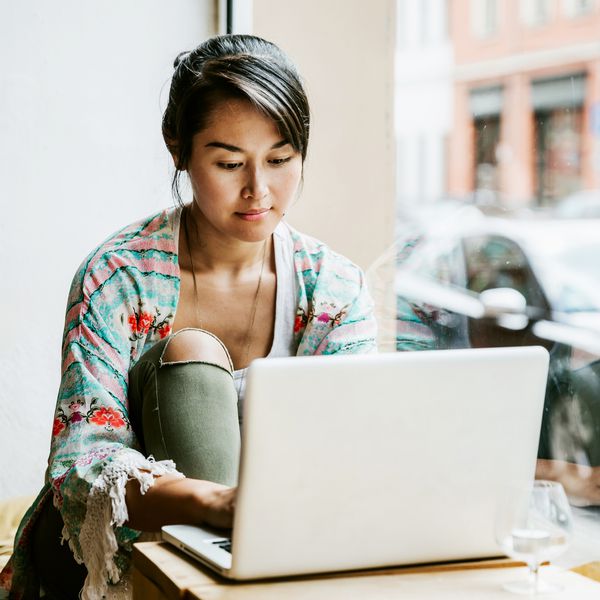 年轻女子看手提电脑