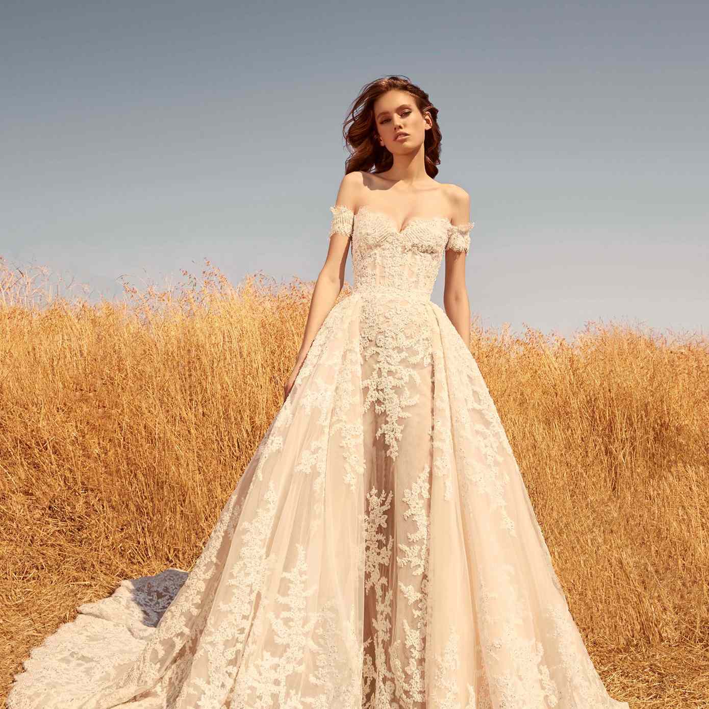 模型在花球贴花与袍现成的肩袖