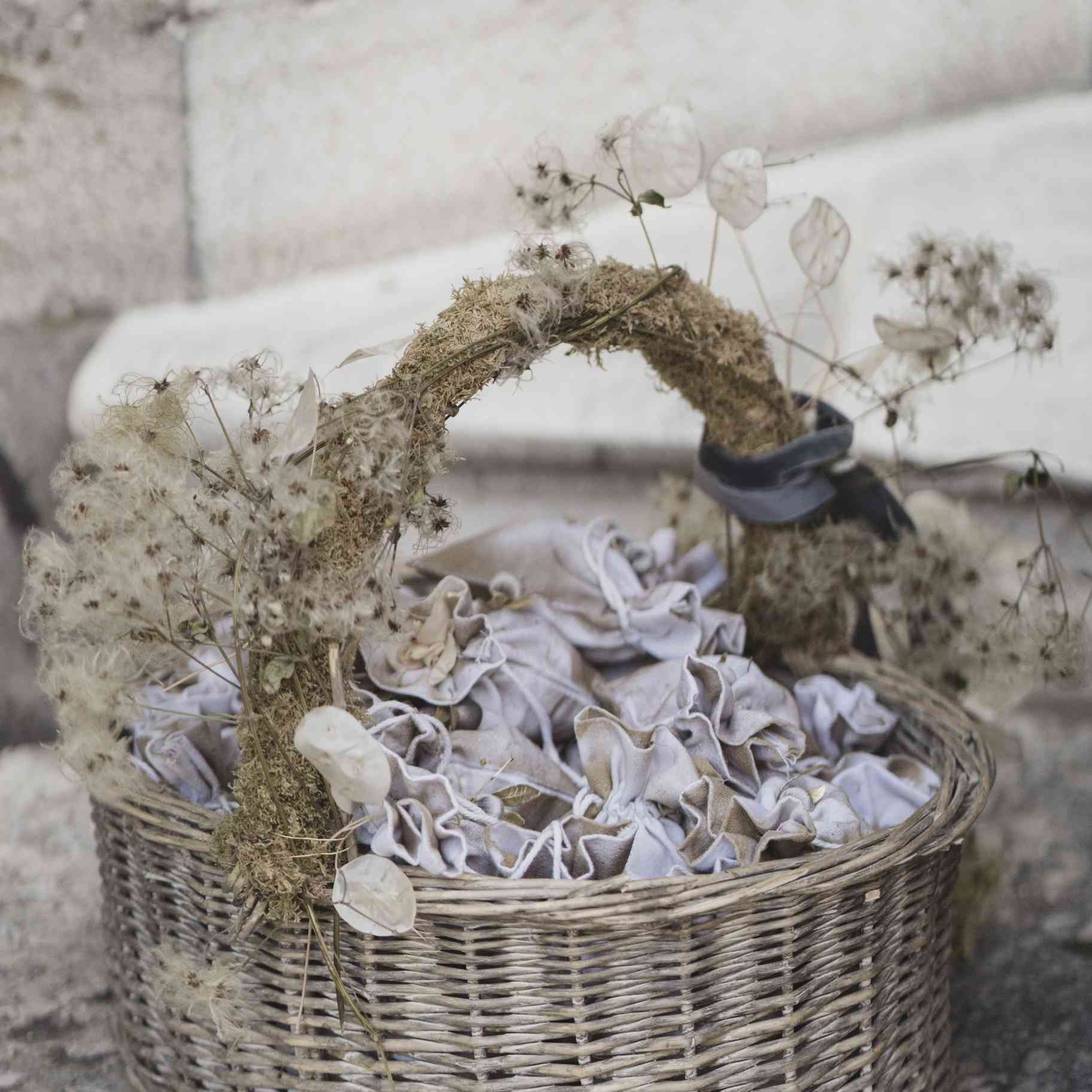 浪漫的科莫湖的婚礼，花瓣篮