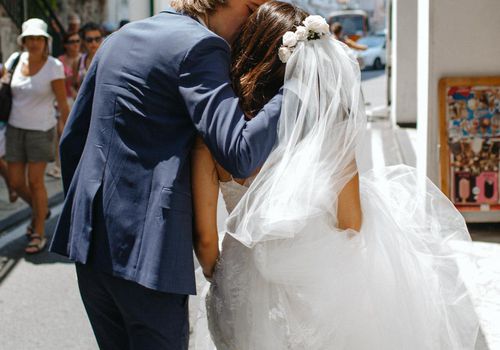 新娘和新郎在卡普里