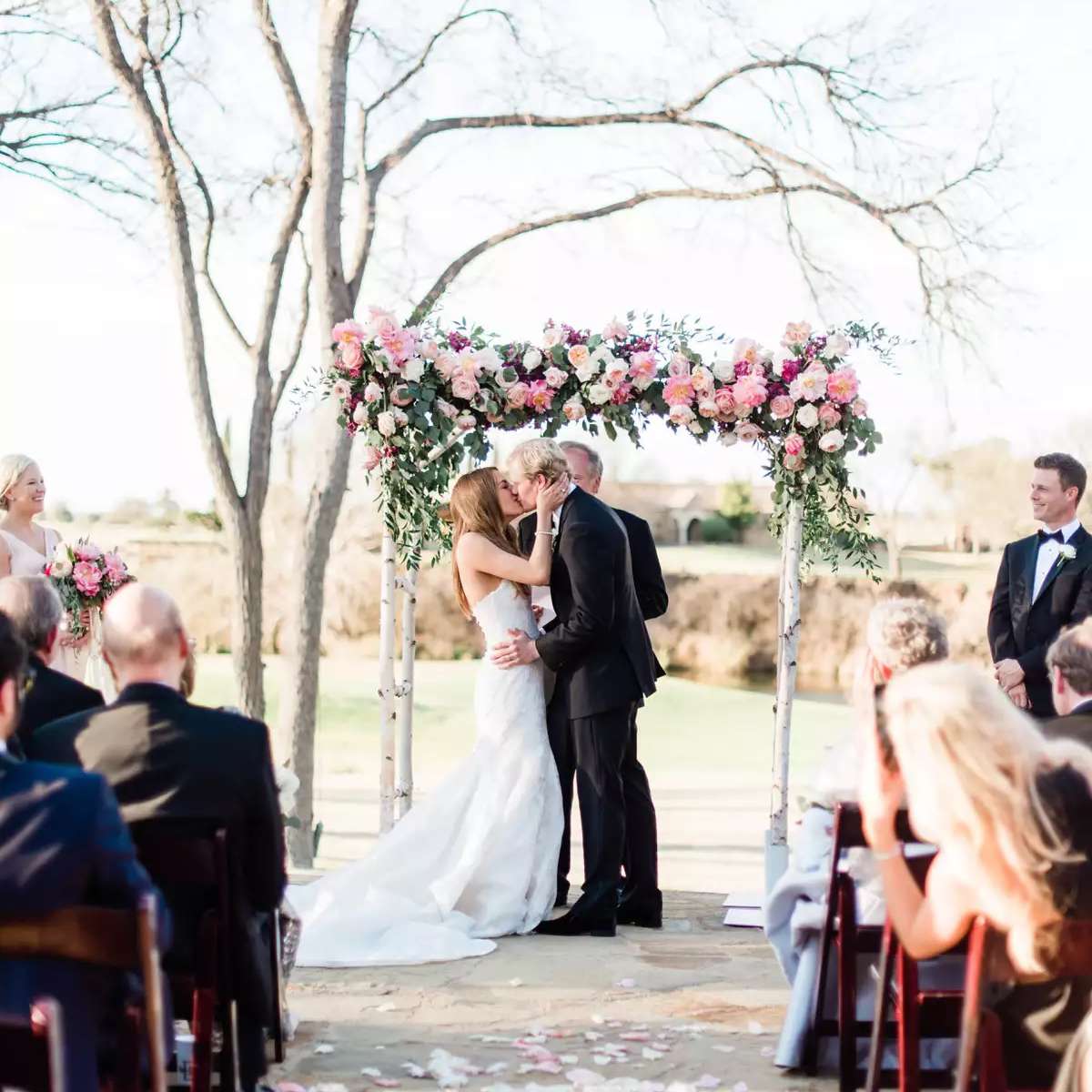 桦木婚礼拱门与粉红色的花朵