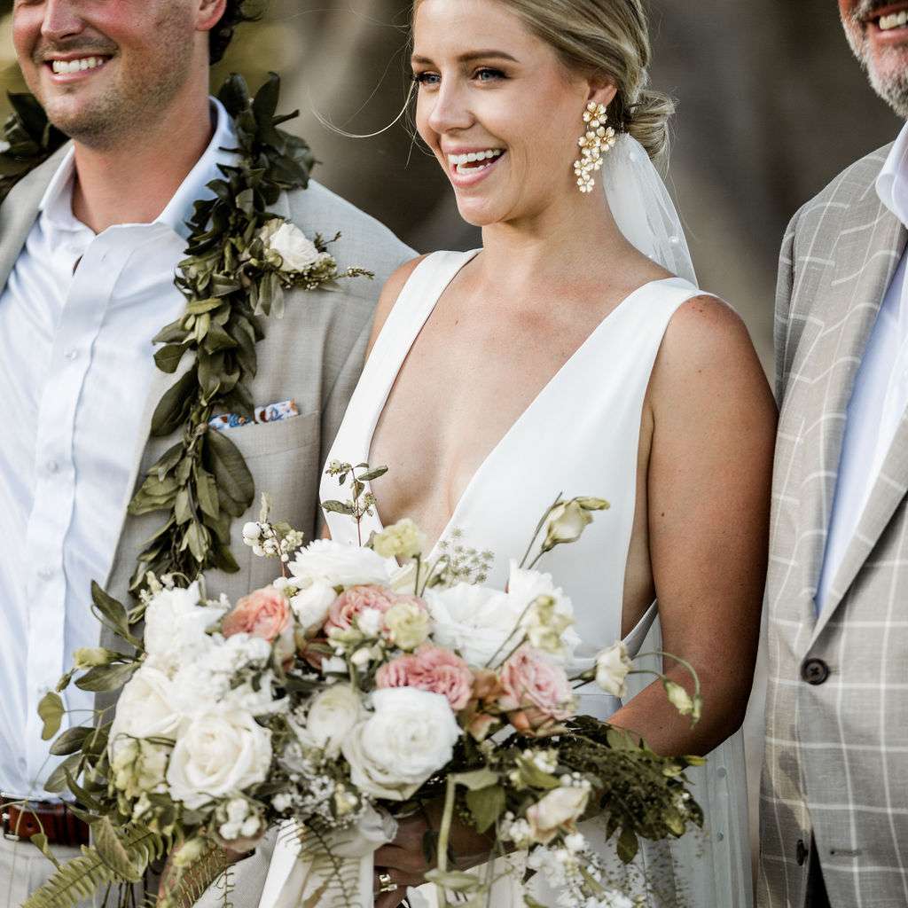 新娘站在圣坛前